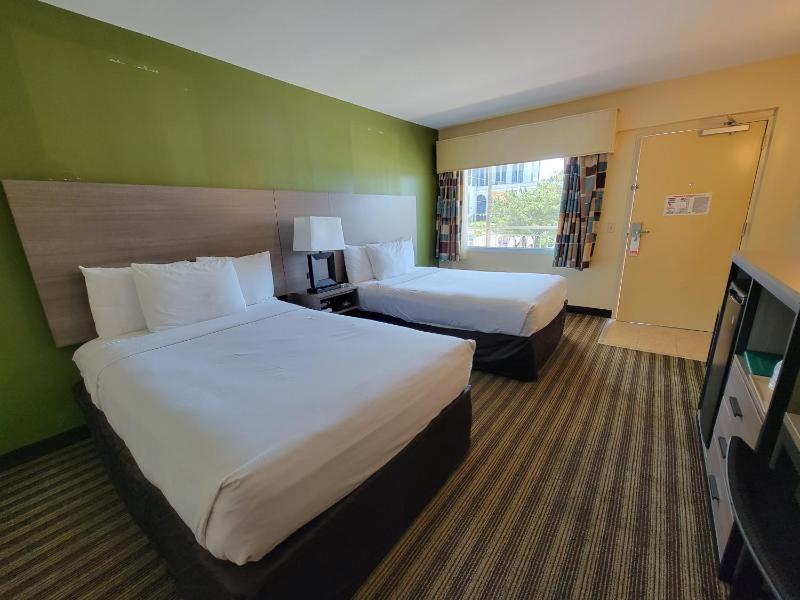 Standard Room with Two Double Beds - Smoking image 4