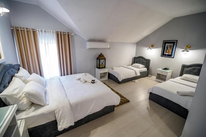 Classic Quadruple Room image 3