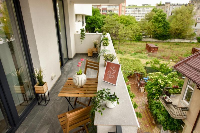 SPOT THE GIRAFFE. Desirable Studio at Tineretului - image 3