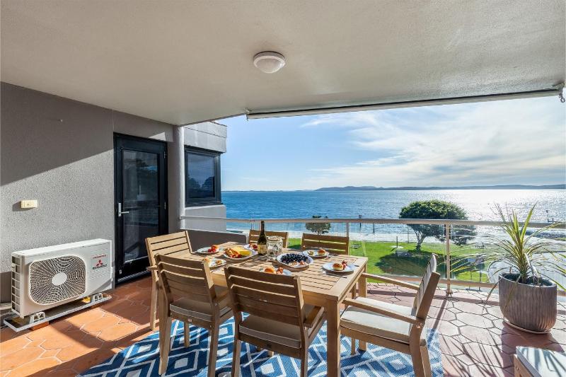 Florentine 13 11 Columbia Close -fabulous unit with air con wifi pool lift and waterviews - image 31