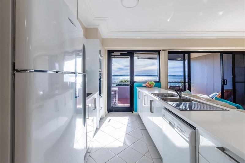 Florentine 13 11 Columbia Close -fabulous unit with air con wifi pool lift and waterviews - image 19