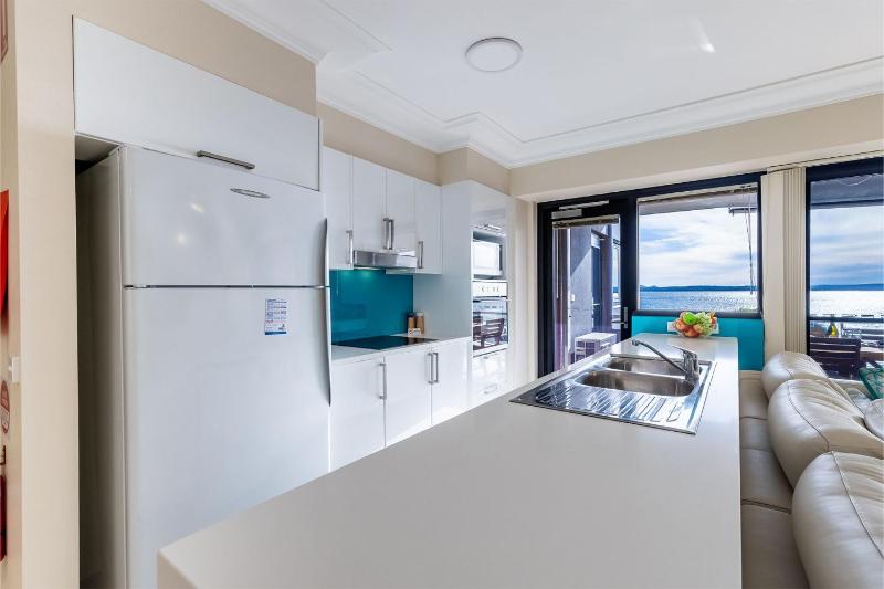 Florentine 13 11 Columbia Close -fabulous unit with air con wifi pool lift and waterviews - image 27