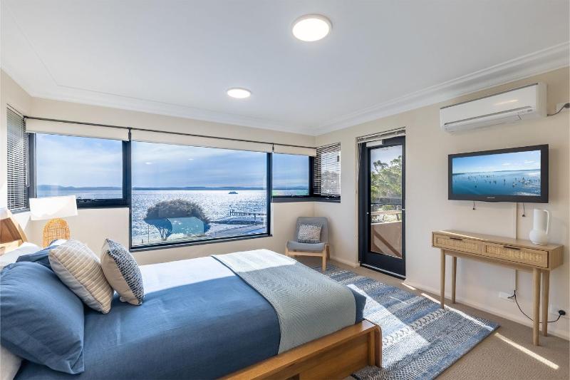 Florentine 13 11 Columbia Close -fabulous unit with air con wifi pool lift and waterviews - image 26