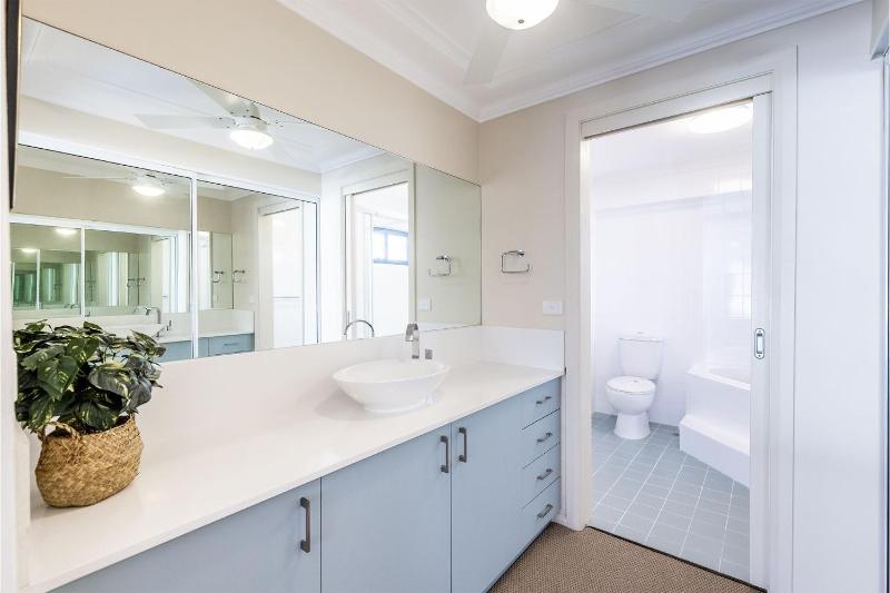 Florentine 13 11 Columbia Close -fabulous unit with air con wifi pool lift and waterviews - image 4
