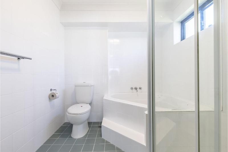 Florentine 13 11 Columbia Close -fabulous unit with air con wifi pool lift and waterviews - image 33