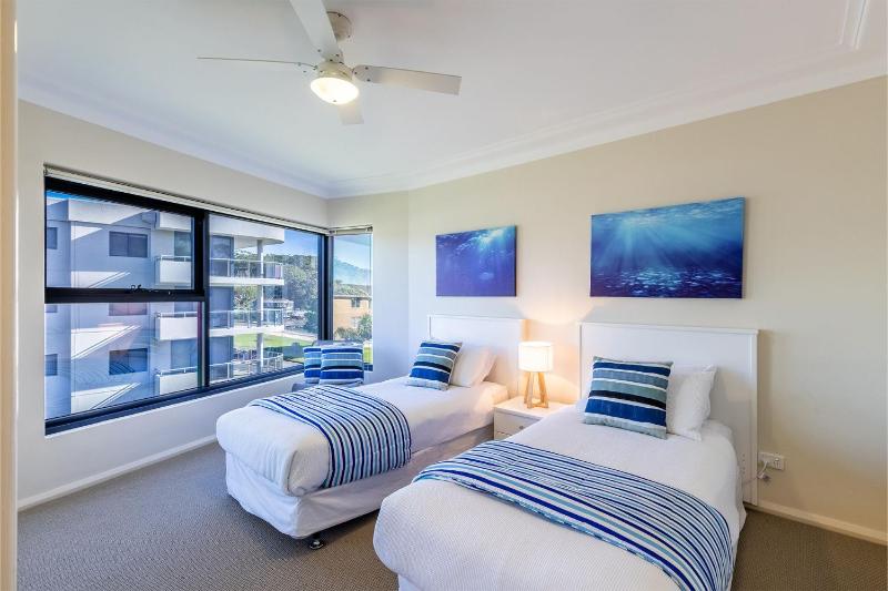 Florentine 13 11 Columbia Close -fabulous unit with air con wifi pool lift and waterviews - image 10