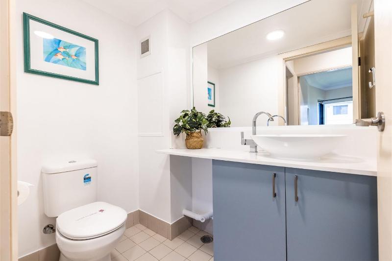 Florentine 13 11 Columbia Close -fabulous unit with air con wifi pool lift and waterviews - image 12