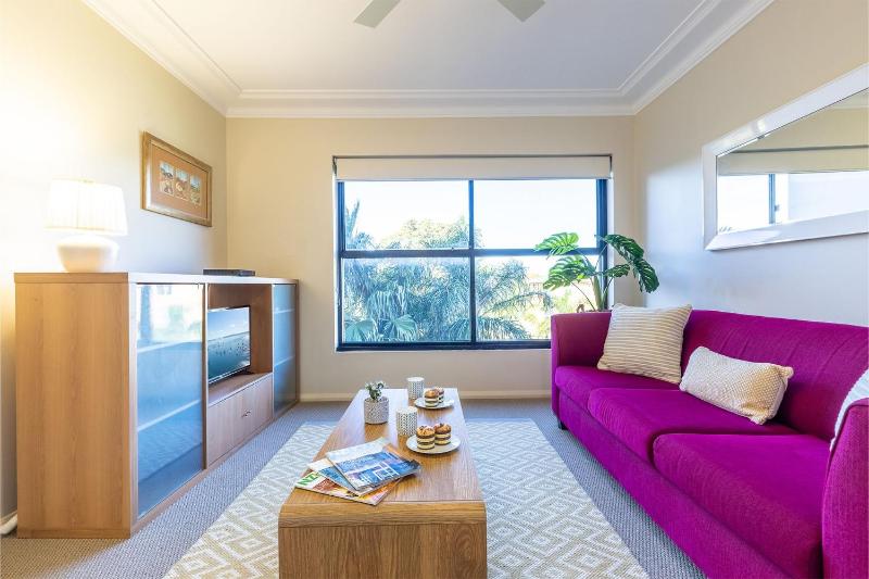 Florentine 13 11 Columbia Close -fabulous unit with air con wifi pool lift and waterviews - image 13