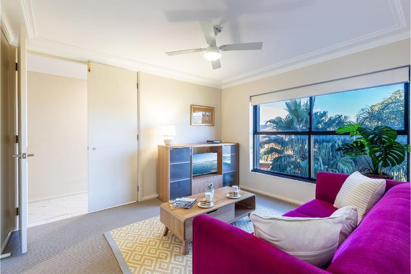 Florentine 13 11 Columbia Close -fabulous unit with air con wifi pool lift and waterviews - image 9