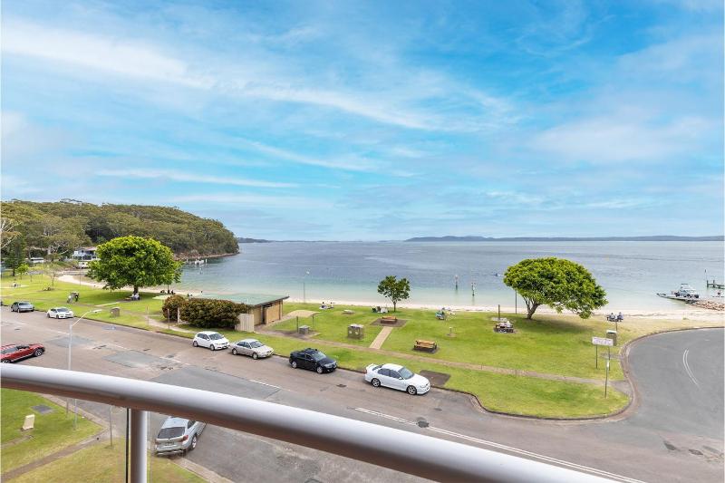 Florentine 13 11 Columbia Close -fabulous unit with air con wifi pool lift and waterviews - image 21