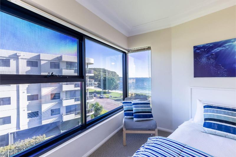 Florentine 13 11 Columbia Close -fabulous unit with air con wifi pool lift and waterviews - image 7