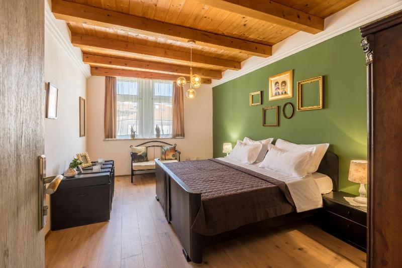 Main Square Duplex with Rooftop Terrace - image 3