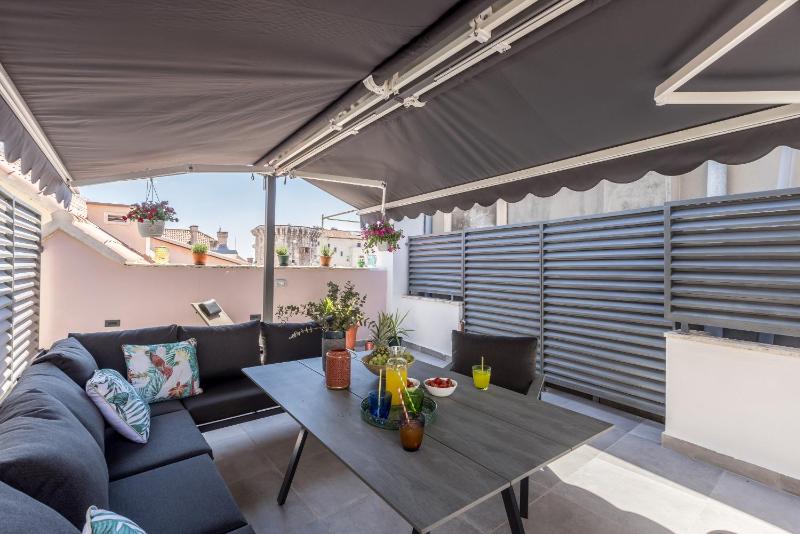 Main Square Duplex with Rooftop Terrace - image 6