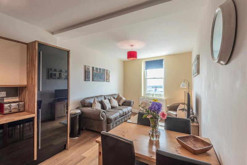 Harbour View: 2 bedroom apartment by Royal Harbour Images