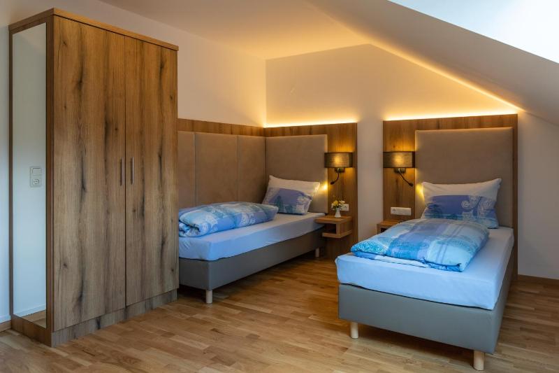 Standard Twin Room image 1