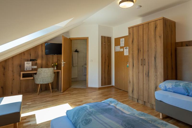 Standard Twin Room image 3