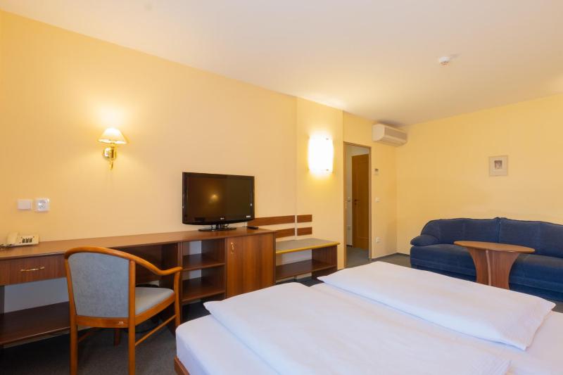 Standard Double Room image 3