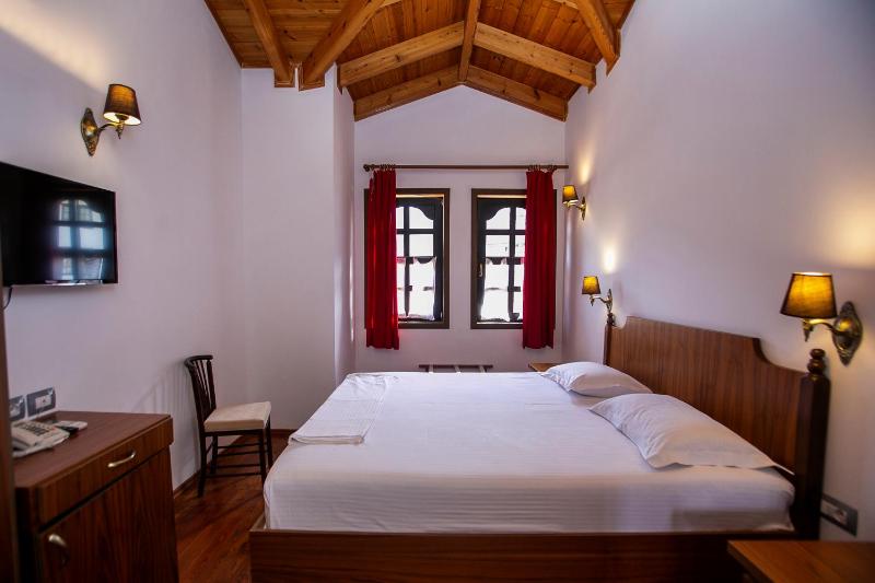 Double Room with City View image 3