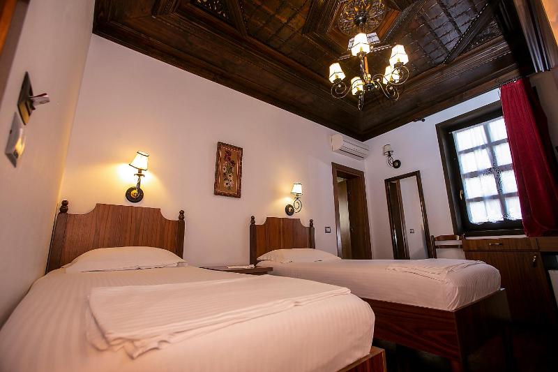 Twin Room with City View image 3