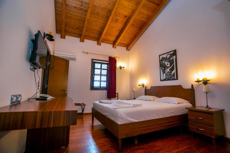 Twin Room with City View image 4