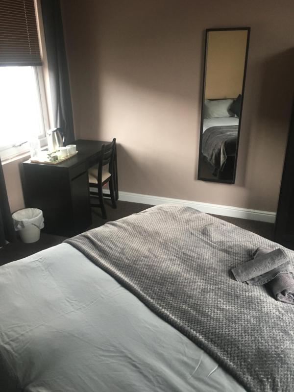 Double Room image 4