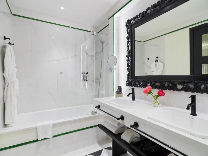 Standard Family Room image 4