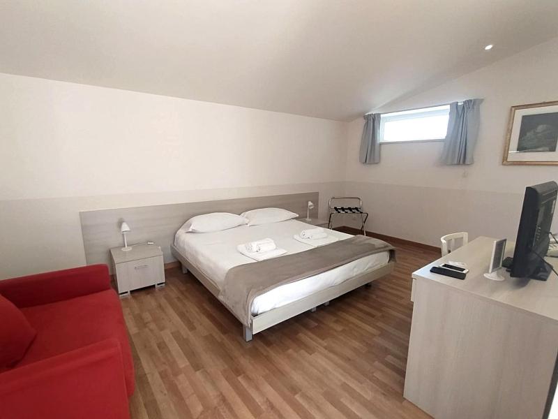 Standard Double Room image 3