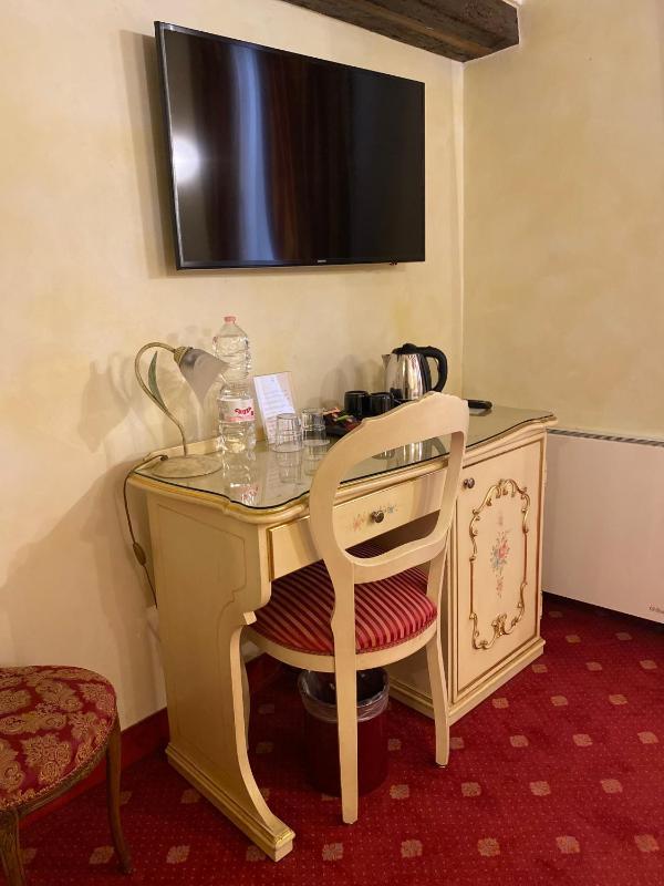 Classic Double Room image 3