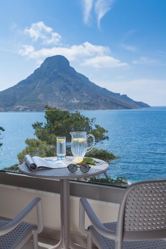 Deluxe Double Room with Sea View image 4