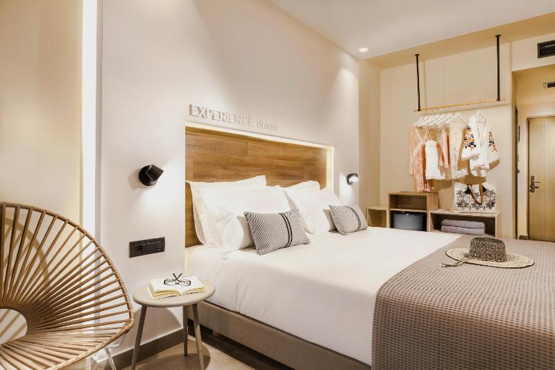Deluxe Double Room with Sea View image 3
