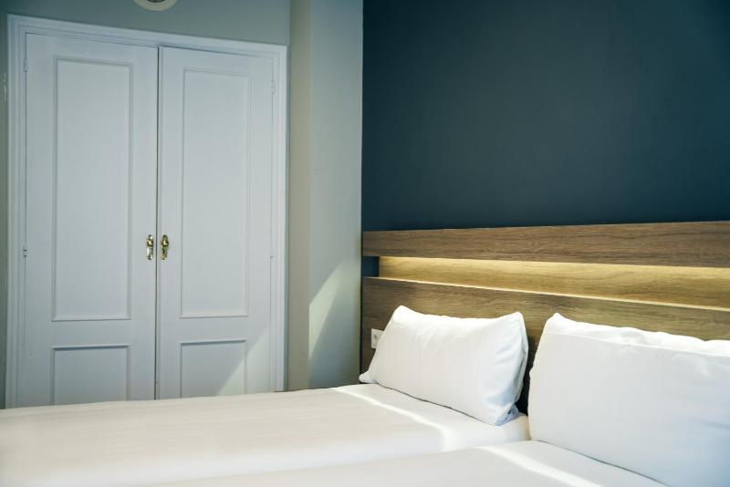 Standard Double or Twin Room image 4