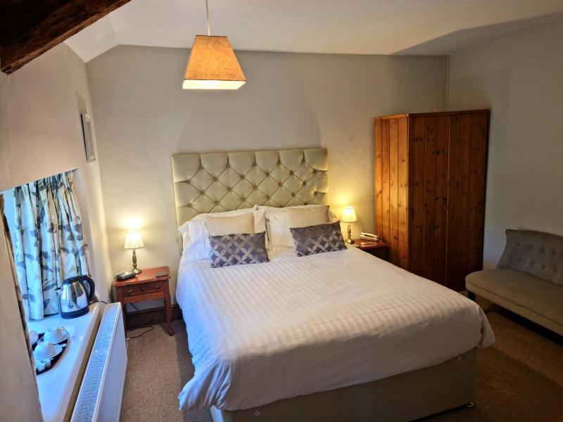 Classic Double Room image 4