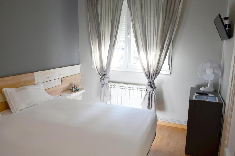 Economy Double or Twin Room image 4