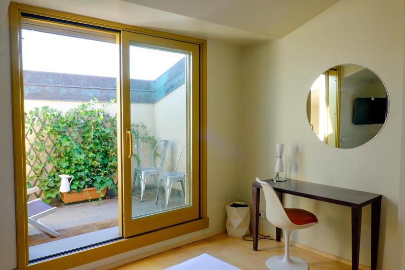 Deluxe Single Room with Small Double Bed image 4