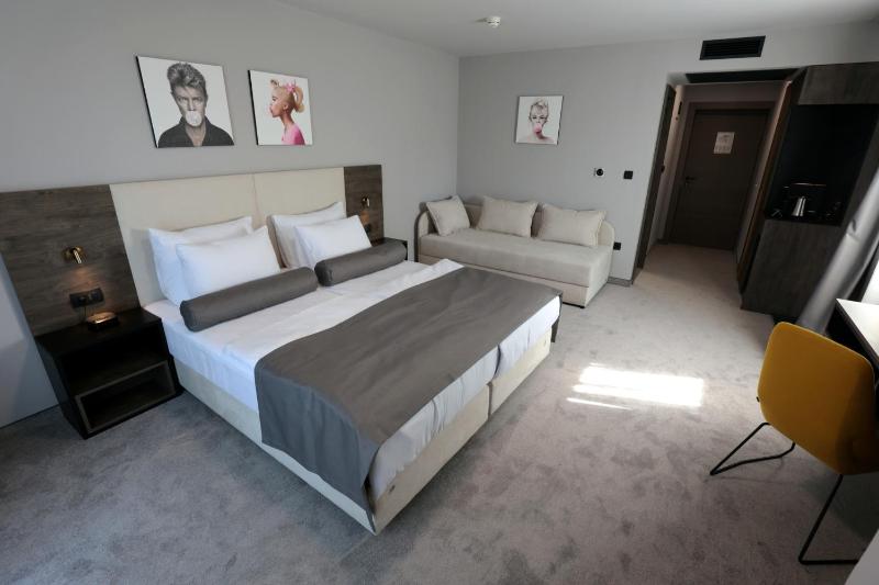 Superior Double Room with Sea View image 3