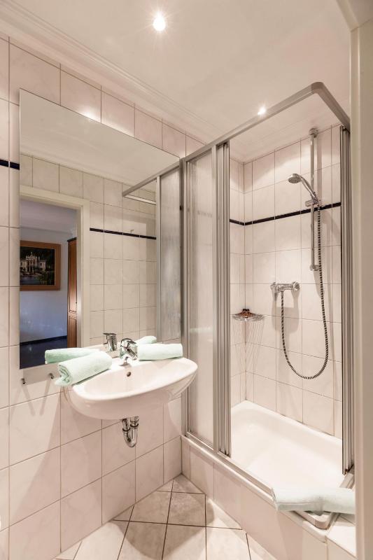 Double Room with Bathroom image 3