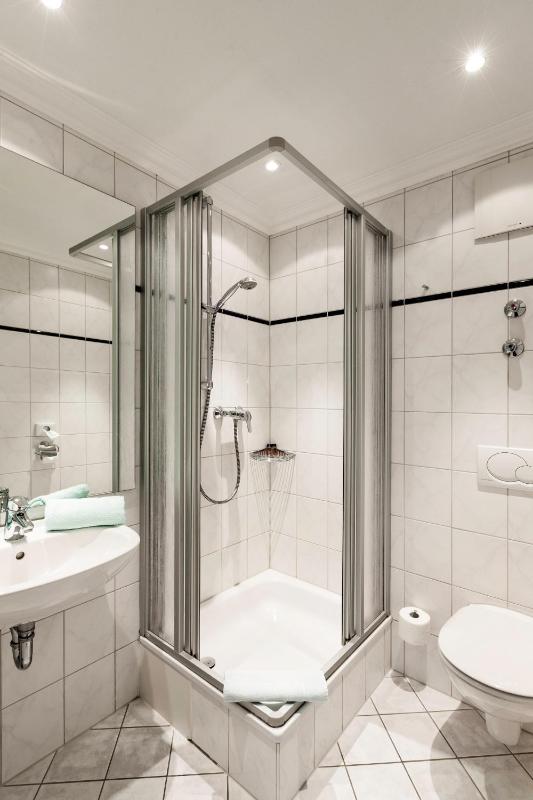 Double Room with Bathroom image 4