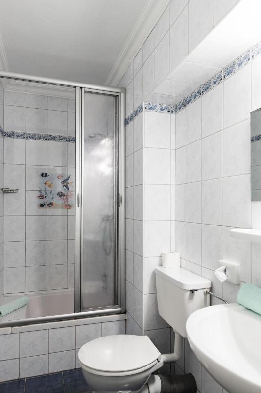 Double Room with Bathroom image 2