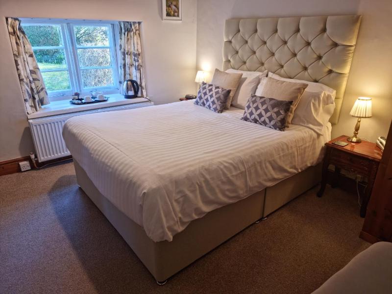 Classic Double Room image 3