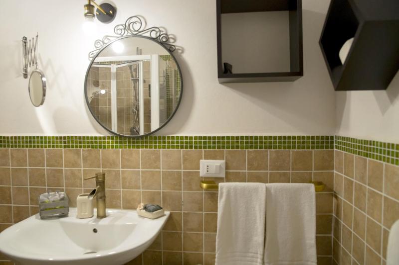 Standard Quadruple Room image 4