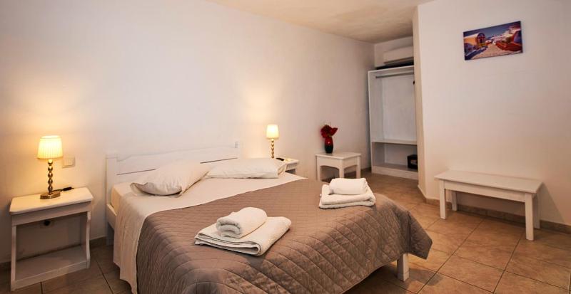 Double Room with Pool View image 3