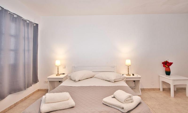 Double Room with Pool View image 4