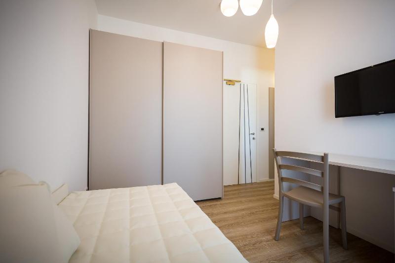 Junior Suite with Partial Sea View image 4