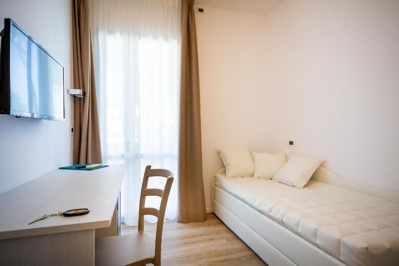 Junior Suite with Partial Sea View image 3