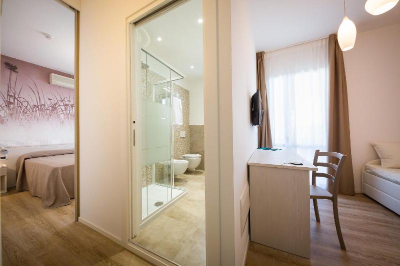 Junior Suite with Partial Sea View image 2