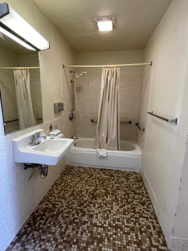 Queen Room - Disability Access image 4