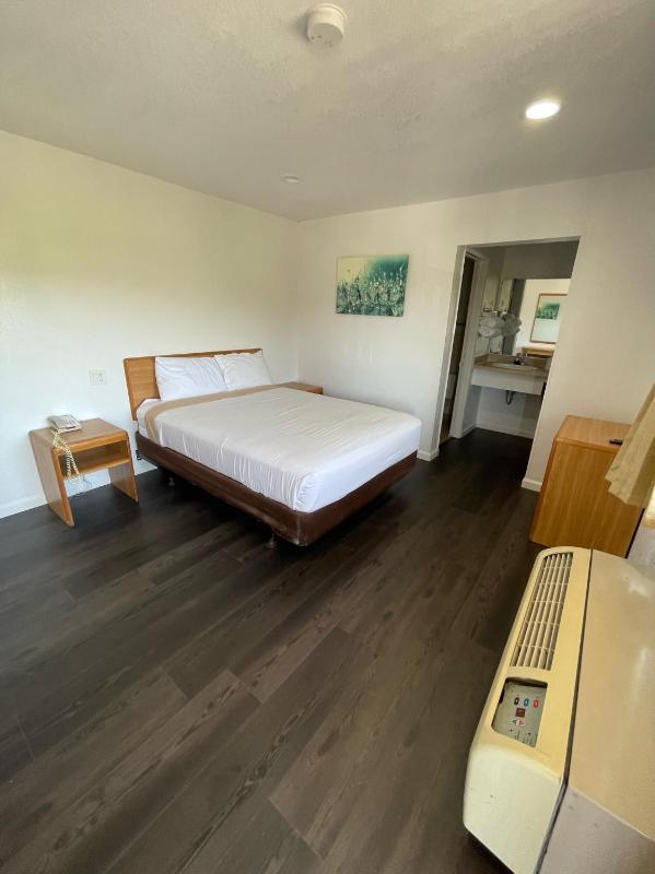Budget Single Room- Smoking image 3