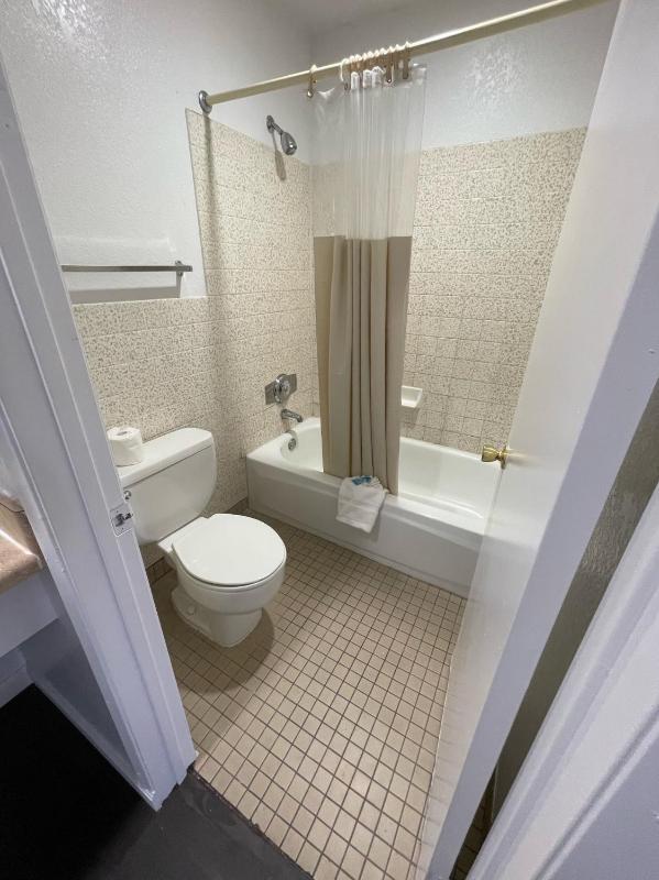 Queen Room image 3
