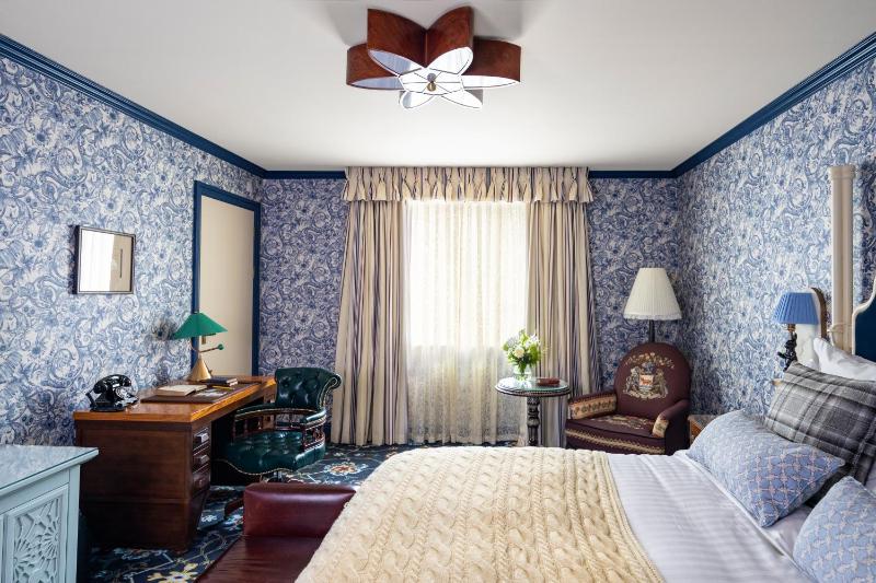 Graduate Deluxe King Room image 3