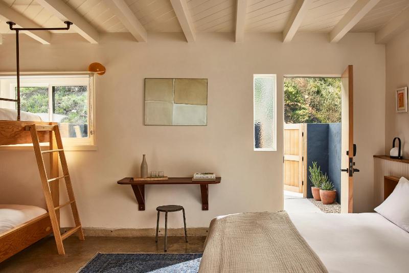 Deluxe Bungalow image 2